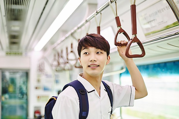 포토 JPG 학생 응시 남자 교복 실내 한명 서기 미소 상반신 20대 성인 옆모습 아웃포커스 손잡기 한국인 잡기 전철 성인남자한명만 국내포토 1 시선 옷 육상교통 뷰포인트 모션 대중교통 촬영기법 표정 사람 동양인 청년 내부 남자한명만 성인남자만 파일형식