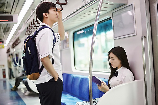 포토 JPG 학생 커플 응시 여자 남자 교복 의자 데이트 실내 서기 미소 앉기 상반신 20대 성인 두명 옆모습 아웃포커스 책 독서 한국인 전철 국내포토 시선 옷 육상교통 뷰포인트 가구 관계 모션 대중교통 촬영기법 표정 사람 동양인 청년 내부 파일형식