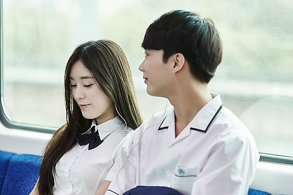 포토 JPG 학생 커플 응시 여자 남자 교복 이어폰 의자 데이트 실내 미소 앉기 상반신 20대 성인 두명 옆모습 아웃포커스 음악감상 한국인 전철 국내포토 시선 옷 육상교통 뷰포인트 음향기기 가구 관계 모션 대중교통 촬영기법 표정 사람 동양인 청년 내부 감상 파일형식