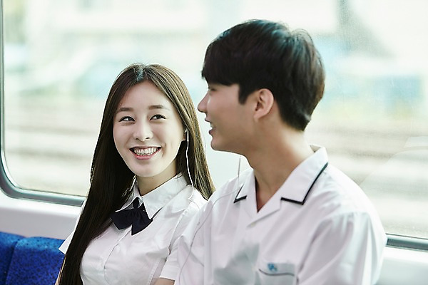 포토 JPG 학생 커플 응시 여자 남자 교복 이어폰 의자 데이트 실내 미소 앉기 상반신 20대 성인 두명 옆모습 아웃포커스 음악감상 한국인 전철 국내포토 시선 옷 육상교통 뷰포인트 음향기기 가구 관계 모션 대중교통 촬영기법 표정 사람 동양인 청년 내부 감상 파일형식