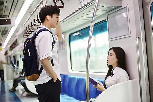 포토 JPG 학생 커플 응시 여자 남자 교복 의자 데이트 실내 서기 미소 들기 앉기 상반신 20대 성인 두명 옆모습 아웃포커스 책 한국인 전철 국내포토 시선 옷 육상교통 뷰포인트 가구 관계 모션 대중교통 촬영기법 표정 사람 동양인 청년 내부 파일형식