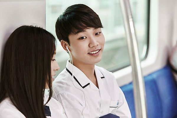 포토 JPG 학생 커플 응시 여자 남자 교복 이어폰 의자 데이트 실내 미소 앉기 상반신 20대 성인 두명 옆모습 아웃포커스 음악감상 한국인 전철 국내포토 시선 옷 육상교통 뷰포인트 음향기기 가구 관계 모션 대중교통 촬영기법 표정 사람 동양인 청년 내부 감상 파일형식
