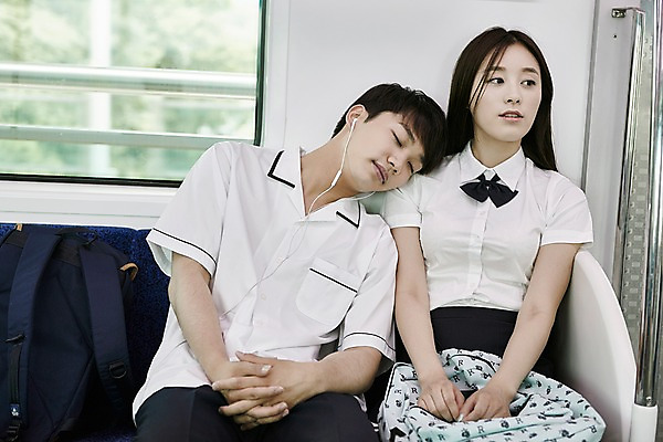 포토 JPG 학생 커플 응시 여자 남자 교복 이어폰 의자 데이트 실내 앉기 상반신 20대 성인 두명 앞모습 기댐 한국인 잠 전철 국내포토 시선 옷 육상교통 뷰포인트 음향기기 가구 관계 모션 대중교통 사람 동양인 청년 내부 파일형식