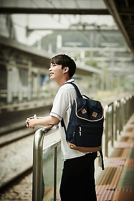포토 JPG 주간 나무 학생 응시 남자 교복 난간 한명 서기 미소 상반신 20대 성인 야외 옆모습 아웃포커스 기댐 한국인 기차역 선로 성인남자한명만 국내포토 자연요소 식물 1 시선 옷 뷰포인트 모션 촬영기법 표정 사람 동양인 청년 역 남자한명만 성인남자만 파일형식