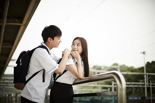 포토 JPG 주간 나무 학생 커플 여자 남자 교복 데이트 난간 서기 미소 상반신 20대 성인 야외 두명 옆모습 아웃포커스 기댐 한국인 기차역 선로 국내포토 자연요소 식물 옷 뷰포인트 관계 모션 촬영기법 표정 사람 동양인 청년 역 파일형식