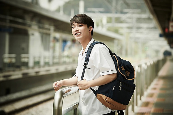 포토 JPG 주간 나무 학생 응시 남자 교복 난간 한명 서기 미소 상반신 20대 성인 야외 옆모습 아웃포커스 기댐 한국인 기차역 선로 성인남자한명만 국내포토 자연요소 식물 1 시선 옷 뷰포인트 모션 촬영기법 표정 사람 동양인 청년 역 남자한명만 성인남자만 파일형식