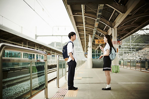 포토 JPG 주간 전신 나무 학생 커플 응시 여자 남자 교복 데이트 서기 미소 20대 성인 야외 두명 옆모습 아웃포커스 한국인 기차역 선로 국내포토 자연요소 식물 시선 옷 뷰포인트 관계 모션 촬영기법 표정 사람 동양인 청년 역 파일형식