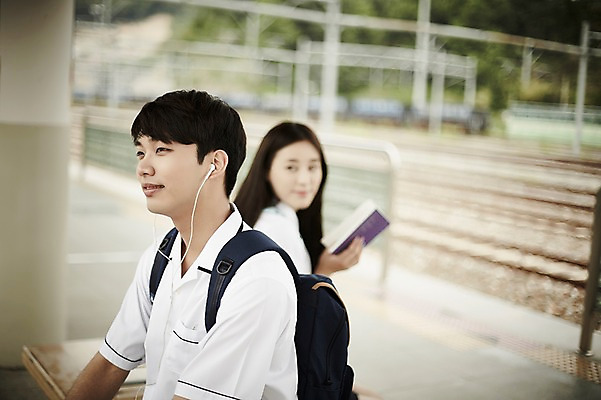 포토 JPG 주간 나무 학생 커플 응시 여자 남자 교복 데이트 미소 들기 앉기 상반신 20대 성인 야외 두명 옆모습 아웃포커스 책 독서 음악감상 한국인 기차역 선로 국내포토 자연요소 식물 시선 옷 뷰포인트 관계 모션 촬영기법 표정 사람 동양인 청년 감상 역 파일형식