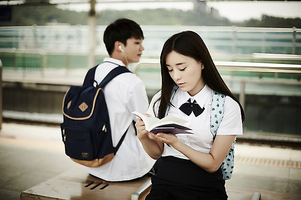 포토 JPG 주간 나무 학생 커플 여자 남자 교복 데이트 앉기 상반신 20대 성인 야외 두명 앞모습 뒷모습 아웃포커스 독서 한국인 기차역 선로 국내포토 자연요소 식물 옷 뷰포인트 관계 모션 촬영기법 사람 동양인 청년 역 파일형식