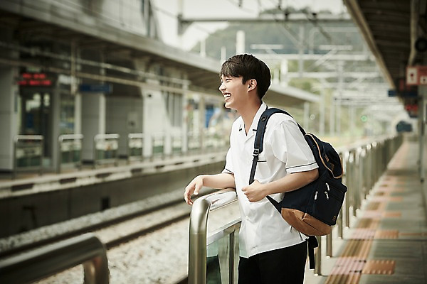 포토 JPG 주간 나무 학생 응시 남자 교복 난간 한명 서기 미소 상반신 20대 성인 야외 옆모습 아웃포커스 기댐 한국인 기차역 선로 성인남자한명만 국내포토 자연요소 식물 1 시선 옷 뷰포인트 모션 촬영기법 표정 사람 동양인 청년 역 남자한명만 성인남자만 파일형식