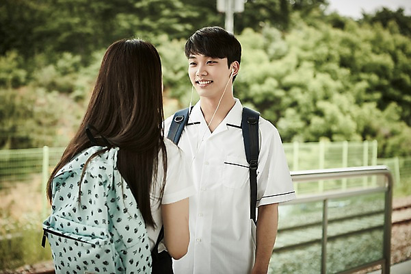 포토 JPG 주간 나무 학생 커플 응시 여자 남자 교복 데이트 서기 미소 상반신 20대 성인 야외 두명 뒷모습 아웃포커스 한국인 기차역 선로 국내포토 자연요소 식물 시선 옷 뷰포인트 관계 모션 촬영기법 표정 사람 동양인 청년 역 파일형식