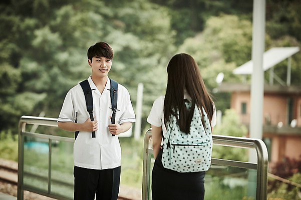 포토 JPG 주간 나무 학생 커플 응시 여자 남자 교복 데이트 서기 미소 상반신 20대 성인 야외 두명 앞모습 뒷모습 아웃포커스 한국인 기차역 선로 국내포토 자연요소 식물 시선 옷 뷰포인트 관계 모션 촬영기법 표정 사람 동양인 청년 역 파일형식