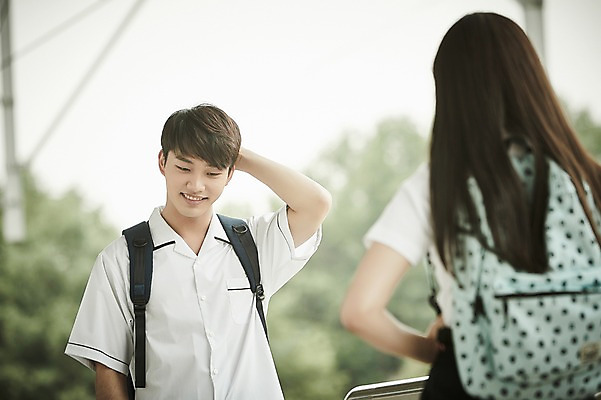 포토 JPG 주간 나무 학생 커플 응시 여자 남자 교복 데이트 서기 미소 상반신 20대 성인 야외 두명 앞모습 뒷모습 아웃포커스 한국인 기차역 선로 국내포토 자연요소 식물 시선 옷 뷰포인트 관계 모션 촬영기법 표정 사람 동양인 청년 역 파일형식