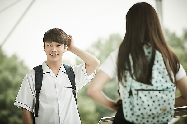 포토 JPG 주간 나무 학생 커플 응시 여자 남자 교복 데이트 서기 미소 상반신 20대 성인 야외 두명 앞모습 뒷모습 아웃포커스 한국인 기차역 선로 국내포토 자연요소 식물 시선 옷 뷰포인트 관계 모션 촬영기법 표정 사람 동양인 청년 역 파일형식