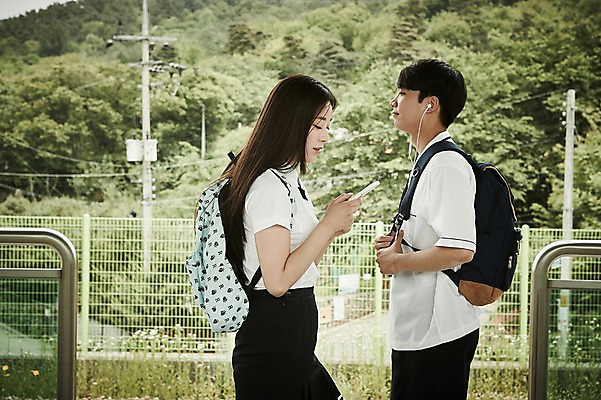 포토 JPG 주간 나무 학생 커플 응시 여자 남자 교복 데이트 서기 미소 들기 상반신 20대 성인 야외 두명 옆모습 아웃포커스 책 한국인 기차역 선로 국내포토 자연요소 식물 시선 옷 뷰포인트 관계 모션 촬영기법 표정 사람 동양인 청년 역 파일형식