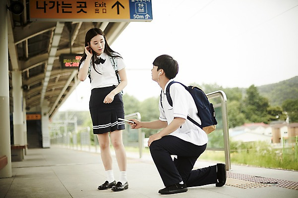 포토 JPG 주간 전신 나무 학생 커플 응시 여자 남자 교복 데이트 서기 들기 20대 성인 야외 두명 앞모습 옆모습 아웃포커스 스마트폰 한국인 기차역 선로 줍기 국내포토 자연요소 식물 시선 옷 뷰포인트 관계 모션 촬영기법 사람 동양인 청년 핸드폰 스마트기기 역 파일형식