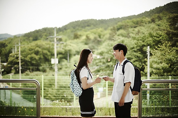 포토 JPG 주간 나무 학생 커플 응시 여자 남자 교복 데이트 서기 미소 들기 상반신 20대 성인 야외 두명 옆모습 아웃포커스 스마트폰 한국인 기차역 선로 국내포토 자연요소 식물 시선 옷 뷰포인트 관계 모션 촬영기법 표정 사람 동양인 청년 핸드폰 스마트기기 역 파일형식