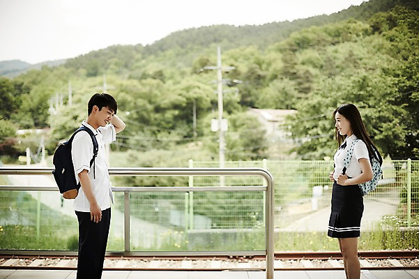 포토 JPG 주간 나무 학생 커플 응시 여자 남자 교복 데이트 서기 미소 상반신 20대 성인 야외 두명 옆모습 아웃포커스 마주보기 한국인 기차역 선로 국내포토 자연요소 식물 시선 옷 뷰포인트 관계 모션 촬영기법 표정 사람 동양인 청년 역 파일형식
