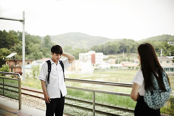 포토 JPG 주간 나무 학생 커플 응시 여자 남자 교복 데이트 서기 미소 상반신 20대 성인 야외 두명 앞모습 뒷모습 아웃포커스 한국인 기차역 선로 국내포토 자연요소 식물 시선 옷 뷰포인트 관계 모션 촬영기법 표정 사람 동양인 청년 역 파일형식