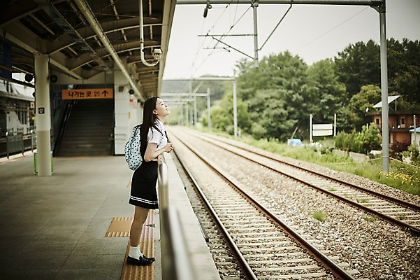 포토 JPG 주간 전신 나무 학생 여자 교복 난간 한명 서기 20대 성인 야외 옆모습 아웃포커스 기댐 한국인 기차역 선로 성인여자한명만 국내포토 자연요소 식물 1 옷 뷰포인트 모션 촬영기법 사람 동양인 청년 역 여자한명만 성인여자만 파일형식