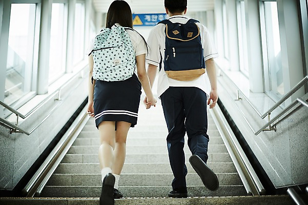 포토 JPG 전신 학생 커플 여자 남자 교복 로우앵글 데이트 실내 서기 20대 성인 두명 뒷모습 계단 손잡기 한국인 기차역 국내포토 옷 뷰포인트 관계 모션 사람 동양인 청년 내부 역 파일형식