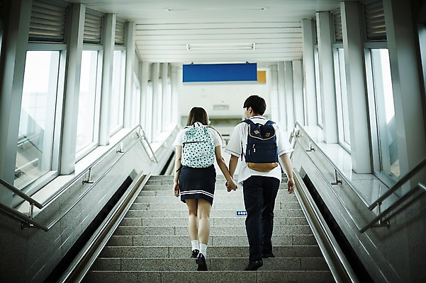 포토 JPG 전신 학생 커플 여자 남자 교복 로우앵글 데이트 실내 서기 20대 성인 두명 뒷모습 계단 손잡기 한국인 기차역 국내포토 옷 뷰포인트 관계 모션 사람 동양인 청년 내부 역 파일형식