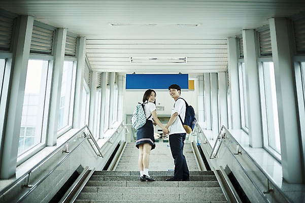 포토 JPG 전신 학생 커플 여자 남자 교복 로우앵글 데이트 실내 서기 미소 20대 성인 두명 옆모습 계단 손잡기 한국인 뒤돌아보기 기차역 국내포토 옷 뷰포인트 관계 모션 표정 사람 동양인 청년 내부 역 파일형식