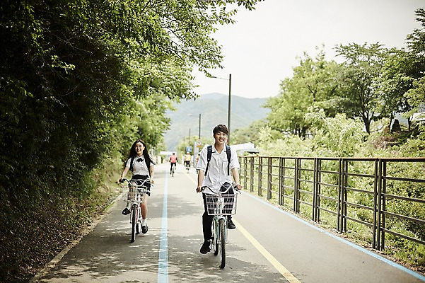 포토 JPG 주간 전신 나무 학생 커플 공원 여자 남자 교복 데이트 미소 앉기 20대 성인 야외 두명 앞모습 아웃포커스 자전거 한국인 국내포토 자연요소 식물 옷 공공시설 뷰포인트 관계 모션 촬영기법 표정 사람 동양인 청년 바이크 파일형식