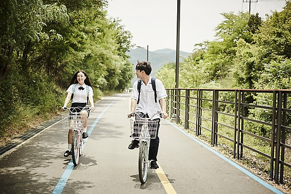 포토 JPG 주간 전신 나무 학생 커플 응시 공원 여자 남자 교복 데이트 미소 앉기 20대 성인 야외 두명 앞모습 아웃포커스 자전거 한국인 국내포토 자연요소 식물 시선 옷 공공시설 뷰포인트 관계 모션 촬영기법 표정 사람 동양인 청년 바이크 파일형식 육상교통 인종 시설 교통수단 교통