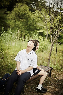 포토 JPG 주간 전신 나무 학생 커플 공원 여자 남자 교복 의자 데이트 미소 앉기 상반신 20대 성인 야외 두명 앞모습 옆모습 아웃포커스 기댐 한국인 국내포토 자연요소 식물 옷 공공시설 뷰포인트 가구 관계 모션 촬영기법 표정 사람 동양인 청년 파일형식