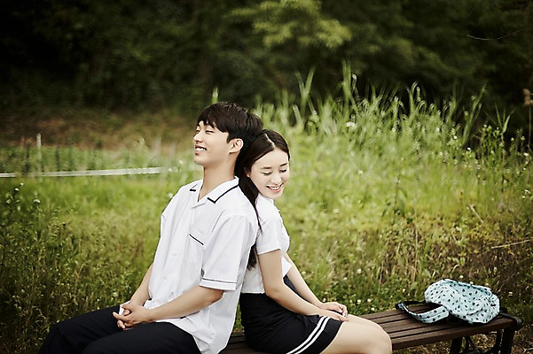 포토 JPG 주간 나무 학생 커플 공원 여자 남자 교복 의자 가방 데이트 앉기 상반신 20대 성인 야외 두명 옆모습 아웃포커스 기댐 한국인 국내포토 자연요소 식물 잡화 옷 공공시설 뷰포인트 가구 관계 모션 촬영기법 사람 동양인 청년 파일형식