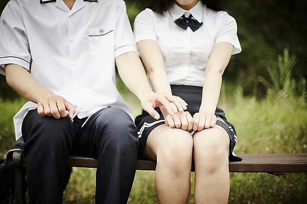 포토 JPG 주간 학생 커플 공원 여자 남자 교복 의자 데이트 앉기 상반신 20대 성인 야외 두명 앞모습 아웃포커스 한국인 국내포토 자연요소 옷 공공시설 뷰포인트 가구 관계 모션 촬영기법 사람 동양인 청년 파일형식