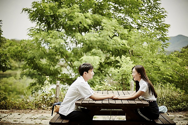 포토 JPG 주간 나무 학생 커플 응시 공원 여자 남자 교복 벤치 의자 데이트 미소 앉기 상반신 20대 성인 야외 두명 옆모습 아웃포커스 한국인 국내포토 자연요소 식물 시선 옷 공공시설 뷰포인트 가구 관계 모션 촬영기법 표정 사람 동양인 청년 파일형식 생활용품 인종 시설 오브젝트