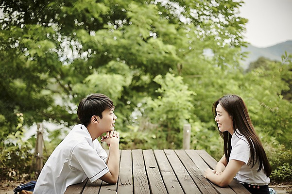 포토 JPG 주간 나무 학생 커플 응시 공원 여자 남자 교복 벤치 데이트 미소 앉기 상반신 20대 성인 야외 두명 옆모습 아웃포커스 마주보기 한국인 국내포토 자연요소 식물 시선 옷 공공시설 뷰포인트 의자 관계 모션 촬영기법 표정 사람 동양인 청년 파일형식