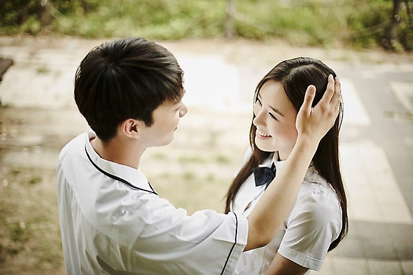 포토 JPG 주간 학생 커플 응시 공원 여자 남자 교복 데이트 서기 미소 상반신 20대 성인 야외 두명 옆모습 아웃포커스 한국인 쓰다듬기 국내포토 자연요소 시선 옷 공공시설 뷰포인트 관계 모션 촬영기법 표정 사람 동양인 청년 파일형식