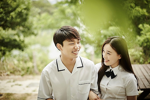 포토 JPG 주간 나무 학생 커플 응시 공원 여자 남자 교복 데이트 서기 미소 상반신 20대 성인 야외 두명 앞모습 아웃포커스 팔짱 한국인 국내포토 자연요소 식물 시선 옷 공공시설 뷰포인트 관계 모션 촬영기법 표정 사람 동양인 청년 파일형식