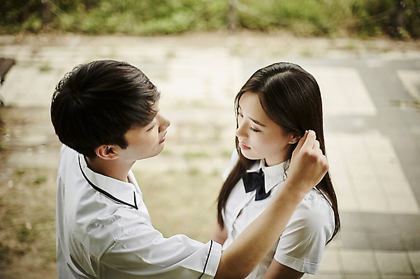 포토 JPG 주간 학생 커플 응시 공원 여자 남자 교복 데이트 서기 상반신 20대 성인 야외 두명 옆모습 아웃포커스 머리 한국인 쓰다듬기 국내포토 자연요소 시선 옷 공공시설 뷰포인트 관계 모션 촬영기법 사람 동양인 청년 신체부위 파일형식 인종 시설