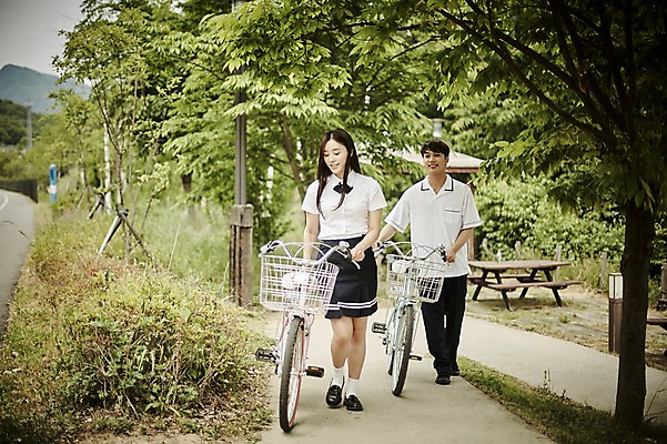 포토 JPG 주간 전신 나무 학생 커플 응시 공원 여자 남자 교복 데이트 서기 미소 20대 성인 야외 두명 앞모습 아웃포커스 자전거 한국인 국내포토 자연요소 식물 시선 옷 공공시설 뷰포인트 관계 모션 촬영기법 표정 사람 동양인 청년 바이크 파일형식