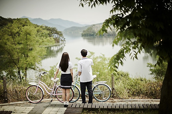 포토 JPG 주간 전신 나무 학생 커플 공원 여자 남자 교복 호수 데이트 서기 20대 성인 야외 두명 뒷모습 아웃포커스 강 자전거 한국인 국내포토 자연요소 식물 옷 공공시설 뷰포인트 관계 모션 촬영기법 사람 동양인 청년 바이크 파일형식