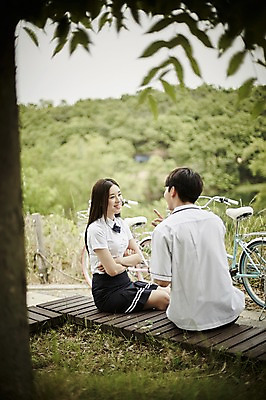 포토 JPG 주간 나무 학생 커플 응시 공원 여자 남자 교복 의자 데이트 미소 앉기 상반신 20대 성인 야외 두명 옆모습 뒷모습 아웃포커스 자전거 한국인 국내포토 자연요소 식물 시선 옷 공공시설 뷰포인트 가구 관계 모션 촬영기법 표정 사람 동양인 청년 바이크 파일형식