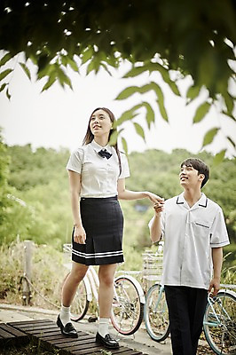 포토 JPG 주간 전신 나무 학생 커플 응시 공원 여자 남자 교복 데이트 서기 미소 상반신 20대 성인 야외 두명 앞모습 아웃포커스 손잡기 자전거 한국인 국내포토 자연요소 식물 시선 옷 공공시설 뷰포인트 관계 모션 촬영기법 표정 사람 동양인 청년 바이크 파일형식