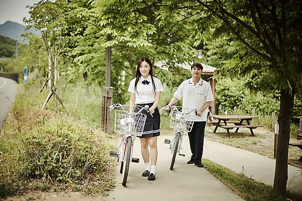 포토 JPG 주간 전신 나무 학생 커플 공원 여자 남자 교복 데이트 서기 미소 20대 성인 야외 두명 앞모습 아웃포커스 자전거 한국인 국내포토 자연요소 식물 옷 공공시설 뷰포인트 관계 모션 촬영기법 표정 사람 동양인 청년 바이크 파일형식
