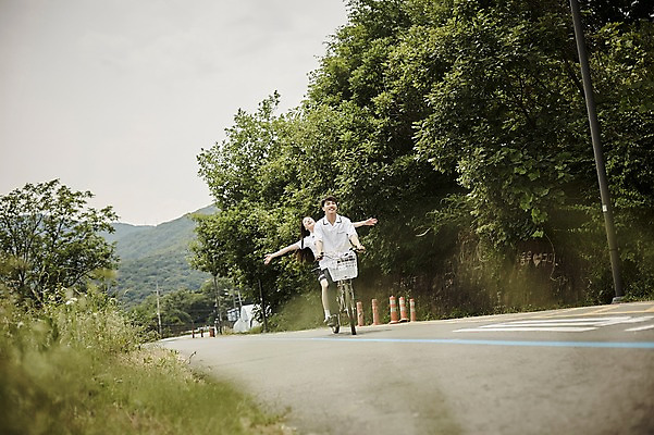 포토 JPG 주간 전신 나무 학생 커플 공원 여자 남자 교복 도로 데이트 미소 앉기 20대 성인 야외 두명 앞모습 아웃포커스 자전거 한국인 국내포토 자연요소 식물 옷 공공시설 길 뷰포인트 관계 교통시설 모션 촬영기법 표정 사람 동양인 청년 바이크 파일형식