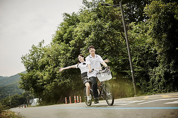 포토 JPG 주간 전신 나무 학생 커플 공원 여자 남자 교복 도로 데이트 미소 앉기 20대 성인 야외 두명 앞모습 아웃포커스 자전거 한국인 국내포토 자연요소 식물 옷 공공시설 길 뷰포인트 관계 교통시설 모션 촬영기법 표정 사람 동양인 청년 바이크 파일형식
