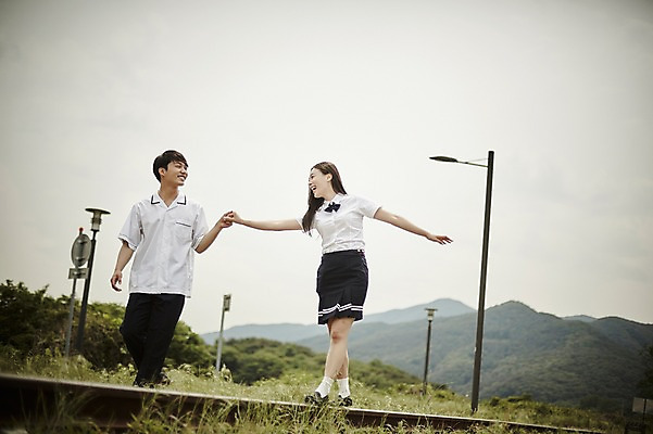 포토 JPG 주간 전신 나무 학생 커플 여자 남자 교복 데이트 장난 서기 미소 20대 성인 야외 두명 앞모습 아웃포커스 걷기 손잡기 기찻길 한국인 국내포토 자연요소 식물 옷 뷰포인트 관계 모션 촬영기법 표정 사람 동양인 청년 파일형식