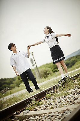 포토 JPG 주간 전신 나무 학생 커플 여자 남자 교복 데이트 장난 서기 미소 20대 성인 야외 두명 앞모습 아웃포커스 걷기 손잡기 기찻길 한국인 국내포토 자연요소 식물 옷 뷰포인트 관계 모션 촬영기법 표정 사람 동양인 청년 파일형식