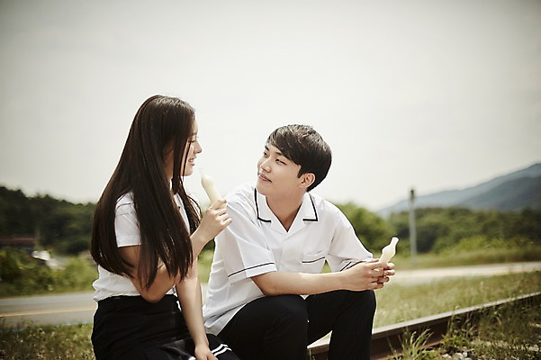 포토 JPG 주간 학생 커플 응시 공원 여자 남자 교복 데이트 아이스크림 미소 앉기 상반신 20대 성인 야외 두명 앞모습 아웃포커스 기찻길 한국인 먹기 국내포토 자연요소 시선 옷 공공시설 뷰포인트 관계 모션 디저트 촬영기법 표정 사람 동양인 청년 파일형식