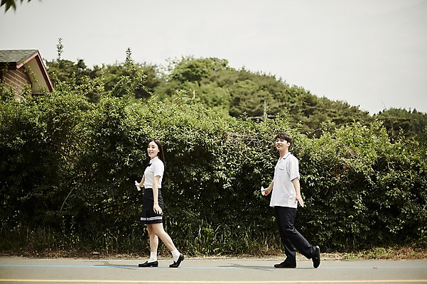 포토 JPG 주간 전신 나무 학생 커플 공원 여자 남자 교복 데이트 아이스크림 서기 미소 들기 20대 성인 야외 두명 옆모습 한국인 국내포토 자연요소 식물 옷 공공시설 뷰포인트 관계 모션 디저트 표정 사람 동양인 청년 파일형식