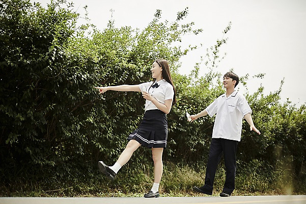 포토 JPG 주간 전신 나무 학생 커플 응시 공원 여자 남자 교복 데이트 아이스크림 서기 미소 들기 20대 성인 야외 두명 옆모습 한국인 가리킴 국내포토 자연요소 식물 시선 옷 공공시설 뷰포인트 관계 모션 디저트 표정 사람 동양인 손짓 청년 파일형식 음식 인종 시설