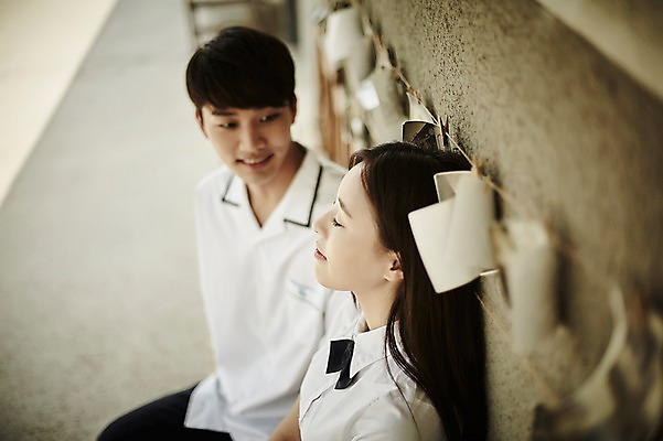 포토 JPG 주간 학생 커플 응시 여자 남자 교복 의자 데이트 미소 앉기 상반신 20대 성인 야외 두명 옆모습 아웃포커스 기댐 한국인 폴라로이드사진 국내포토 자연요소 시선 옷 뷰포인트 가구 관계 모션 촬영기법 표정 사람 동양인 청년 폴라로이드 파일형식